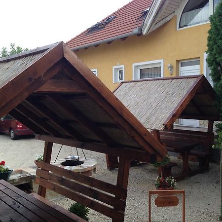 Viola Vendeghaz Bed & Breakfast ปาปา ภายนอก รูปภาพ