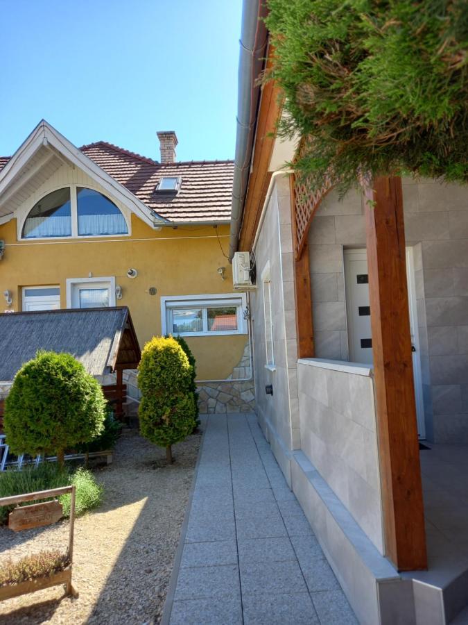 Viola Vendeghaz Bed & Breakfast ปาปา ภายนอก รูปภาพ