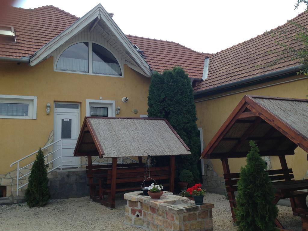 Viola Vendeghaz Bed & Breakfast ปาปา ภายนอก รูปภาพ