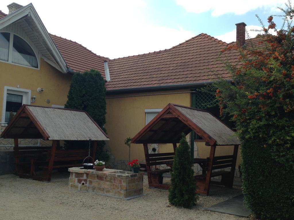 Viola Vendeghaz Bed & Breakfast ปาปา ภายนอก รูปภาพ