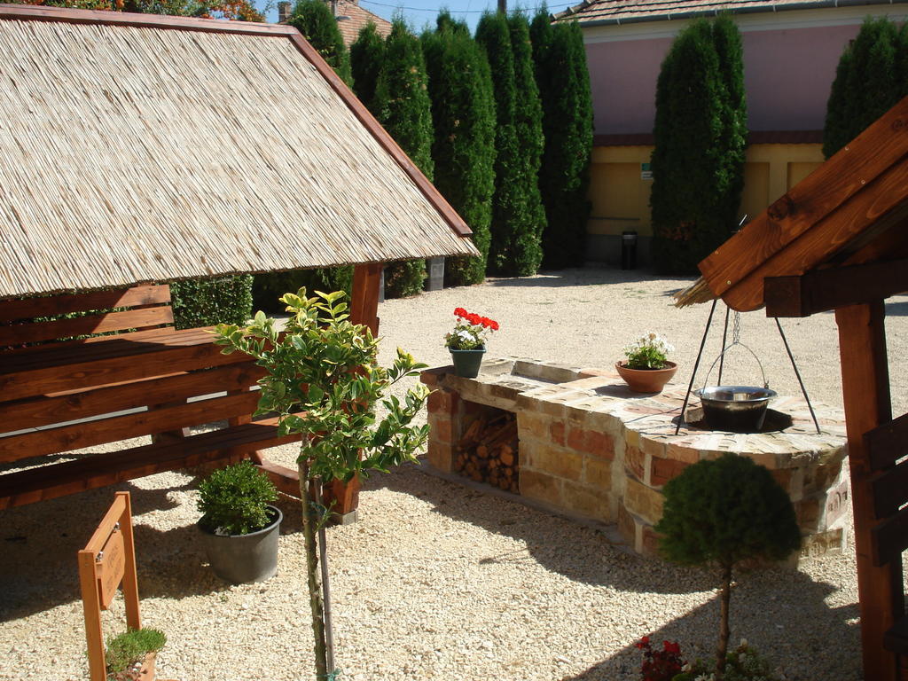 Viola Vendeghaz Bed & Breakfast ปาปา ภายนอก รูปภาพ