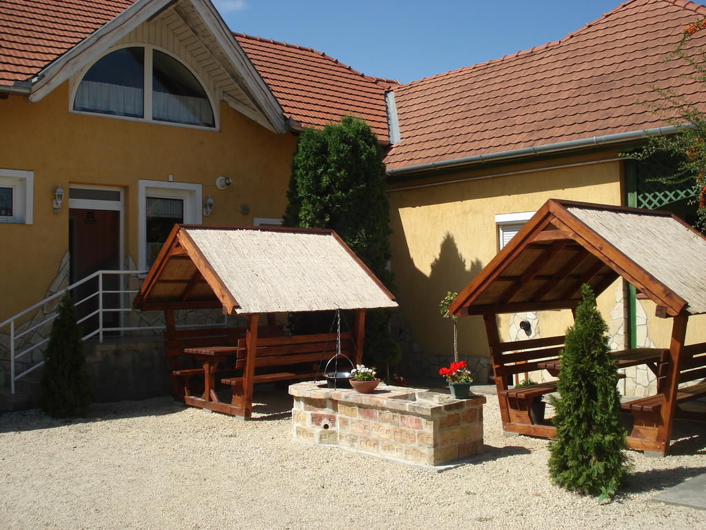 Viola Vendeghaz Bed & Breakfast ปาปา ภายนอก รูปภาพ